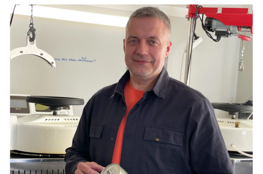 Pēc pārdesmit darba gadiem policijā Edgars Leimanis devās izdienas pensijā un nu viņam Kaives pagastā ir gaļas konservu fabrika.