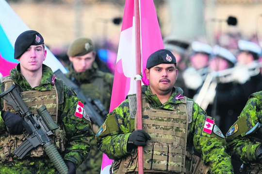 Kanādas karavīri Latvijas Republikas 107. gadadienai veltītajā militārajā parādē Rīgā 11. novembra krastmalā.