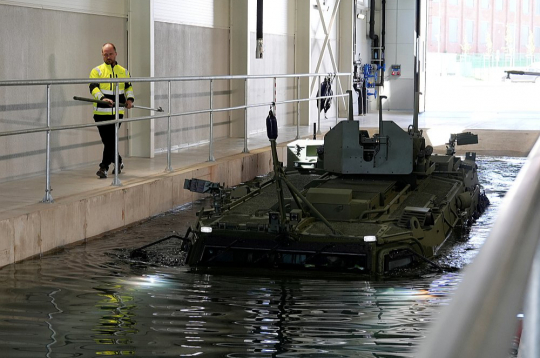 Eiropai neatliekami jāpastiprina sava militārā ražošana. Attēlā: "Patria" 6x6 bruņumašīnas izmēģinājumu demonstrējums ražotnē Valmierā.