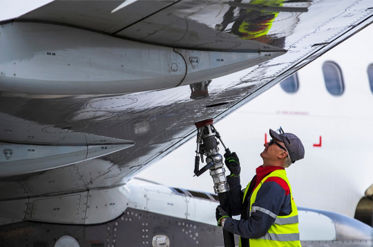 Degviela parasti veido 20–40% no aviokompāniju darbības izmaksām. Tāpēc, ja degviela joprojām saglabāsies dārga un tās cena augs vēl, tad sagaidāms, ka sadārdzināsies arī biļešu cenas.