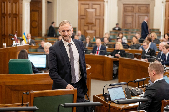 Par satiksmes ministra Ata Švinkas demisiju nobalsoja 48 deputāti, pret bija 50, bet viens atturējās.