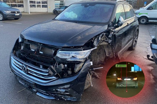 Pakaļdzīšanās laikā avarēja arī netrafarētais policijas auto "VW Tiguan" – autoservisā nobildētajā fotogrāfijā redzami tās bojājumi.