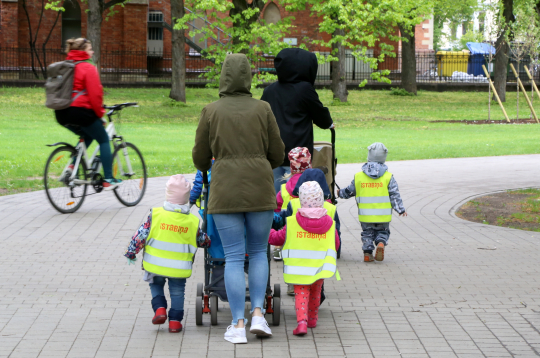 Bērnudārza grupiņa Esplanādē, Rīgā.