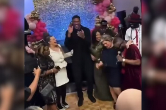 Entonijs Džošua Mātes dienas pasākumā.