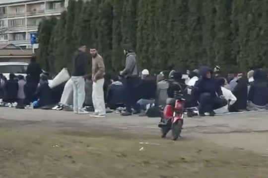 Musulmaņu masveida lūgšanās Pļavniekos. 