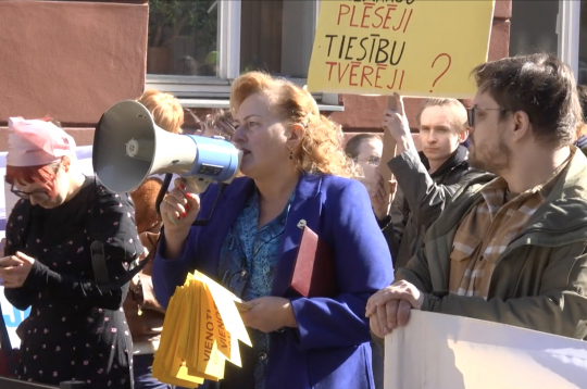 Protesta akcija pie Saeimas, lai aizsargātu darbinieku tiesības uz pienācīgu un taisnīgu samaksu par virsstundu darbu.