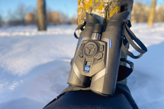 Binoklim ir 50 milimetru objektīva lēcas. Binoklim ir 50 milimetru objektīva lēcas.