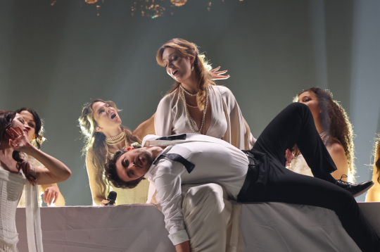 Muzikālā šova "Koru kari" trešā tiešraide.