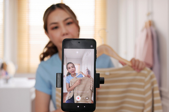 Pirkšana sociālajos tīklos no juridiskā viedokļa tiek uzskatīta par distances līgumu. Pirkšana sociālajos tīklos no juridiskā viedokļa tiek uzskatīta par distances līgumu.