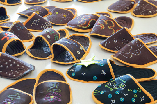 Izšūtās čībiņas.