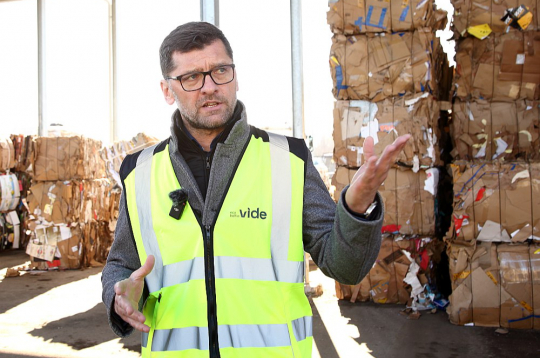 "Eco Baltia Vide" direktors Andris Ziemelis: "Katrai dedzināšanai sūtītajai kravai veic analīzes. Ik pēc desmit dienām saņemam atskaiti par sūtītā materiāla kvalitāti. Svarīgākie rādītāji ir siltumspēja un mitrums. Nedrīkst būt pārsniegti arī hlora un dzīvsudraba piemaisījuma rādītāji.