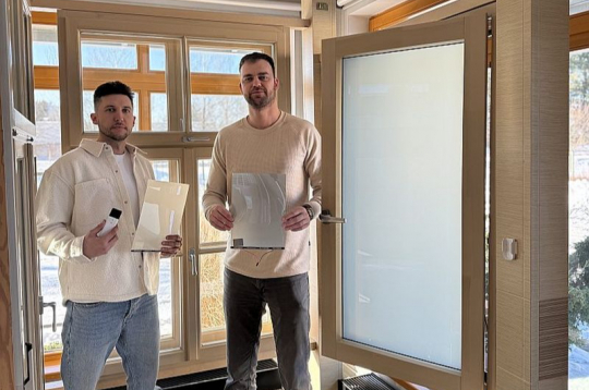 "Šobrīd aktīvi informējam logu ražotājus un potenciālos klientus par viedās plēves tehnoloģijas pieejamību un priekšrocībām, vietējā tirgū vairojot sapratni par šādu risinājumu," saka uzņēmuma "Filmbase" līdzīpašnieks Edgars Damalts (pa labi), neslēpjot, ka uzņēmums sadarbībā ar logu ražotājiem plāno startēt arī eksporta tirgos. "Šobrīd aktīvi informējam logu ražotājus un potenciālos klientus par viedās plēves tehnoloģijas pieejamību un priekšrocībām, vietējā tirgū vairojot sapratni par šādu risinājumu," saka uzņēmuma "Filmbase" līdzīpašnieks Edgars Damalts (pa labi), neslēpjot, ka uzņēmums sadarbībā ar logu ražotājiem plāno startēt arī eksporta tirgos.