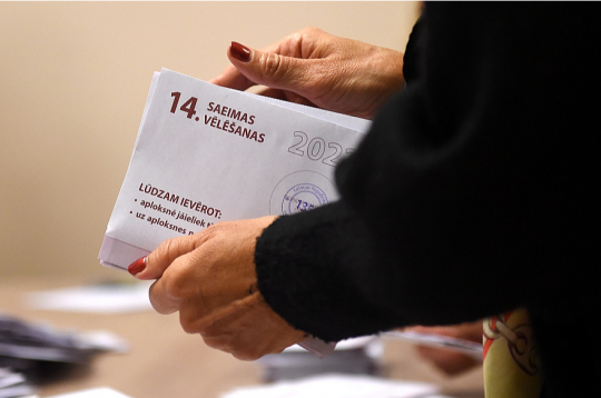 Vēlēšanu iecirkņu komisiju darbinieki esot gatavi strādāt arī ar manuālu balsu skaitīšanu.