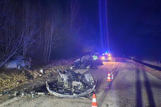 Pēc "BMW" sadursmes ar "Toyota Hilux" limuzīns sadalījies fragmentos, bet džips pārlidojis grāvim, kur to apturējis mežs.
