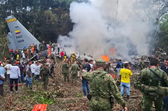 Kolumbijas dienvidos pirmdien nogāžoties militārā transporta lidmašīnai ar 125 cilvēkiem, vismaz 66 cilvēki ir gājuši bojā un vairāki desmiti ievainoti, paziņoja amatpersonas.