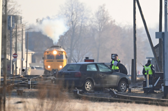 Uz sliedēm atstātais automobilis.