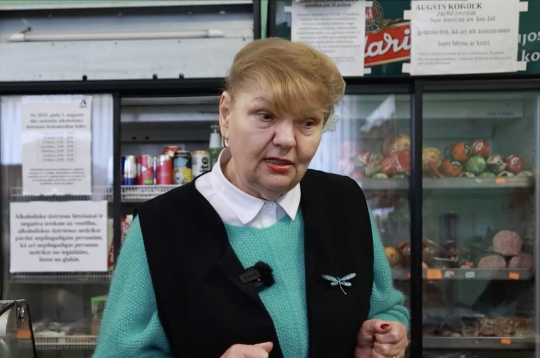 Veikala saimniece Dzintra Sprudzāne.