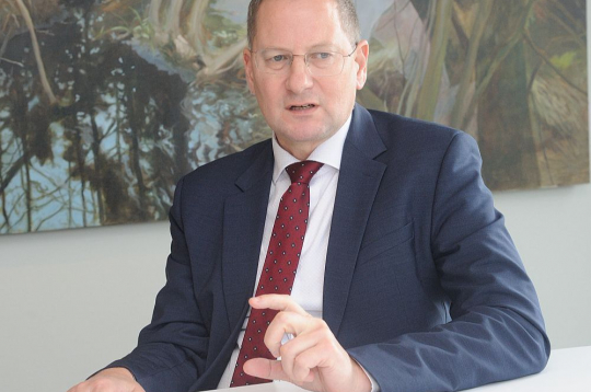 "Arī mājsaimniecībām arvien svarīgāk kļūst nošķirt to, ko tās var un ko nevar ietekmēt. Tā būtu prioritāšu noteikšana, atsakoties no nebūtiskiem tēriņiem, iespējams, arī lielāku pirkumu atlikšana uz stabilāku kopējo situāciju. Šajā stratēģijā iekļaujas arī piemājas dārzi un siltumnīcas, atgriešanās pie pārtikas audzēšanas pašpatēriņam," domā Edgars Voļskis.