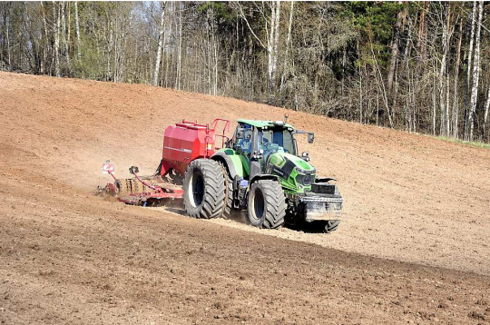 Augstās dīzeļdegvielas cenas ietekmē arī lauksaimniekus. "Lauksaimniecībai ir svarīga loma mūsu valsts ekonomikā, īpaši attiecībā uz pārtikas ražošanu. Mums ir jāpalīdz zemniekiem šajā energokrīzes situācijā, lai Latvijas laukos jau tuvākajā laikā sekmīgi varētu sākt pirmos pavasara darbus," iepriekš norādījuši Zaļo un zemnieku savienības pārstāvji, aicinot valdību samazināt akcīzes nodokli degvielai.