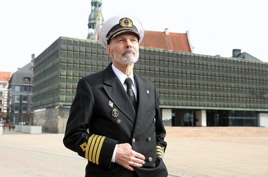 "Mani padomju laikos uzskatīja par muļķi un pazemoja, tāpat arī tagad uzskata un pazemo, ka neesmu cienīgs būt par padomju režīma represiju upuri. Man neko vairs nevajag un esmu piedevis saviem pāridarītājiem, bet mana vienīgā vēlēšanās ir, lai Latvijas valsts izrāda cieņu un godu manam tētim Izidoram Cibulim, kurš pašaizliedzīgi cīnījās par Latviju," saka Alberts Cibulis.