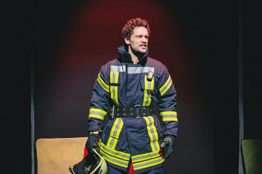 Iestudējumā "Parasta pirmdiena" uz skatuves – Edgars Ozoliņš.