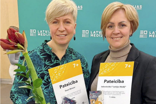 Tulkotāja Dace Meiere (no kreisās) kopā ar izdevniecības "Latvijas Mediji" direktori Kristīni Kirkilu.