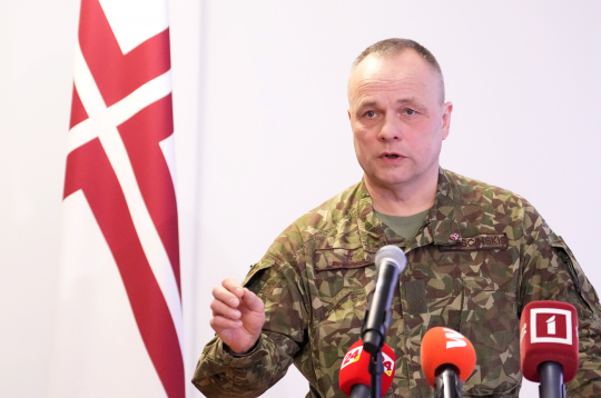 Nacionālo bruņoto spēku Apvienotā štāba priekšnieka vietnieks operacionālajos jautājumos/ Sauszemes komponenta priekšnieks brigādes ģenerālis Egils Leščinskis piedalās preses konferencē par Krāslavas novadā nokritušo dronu.