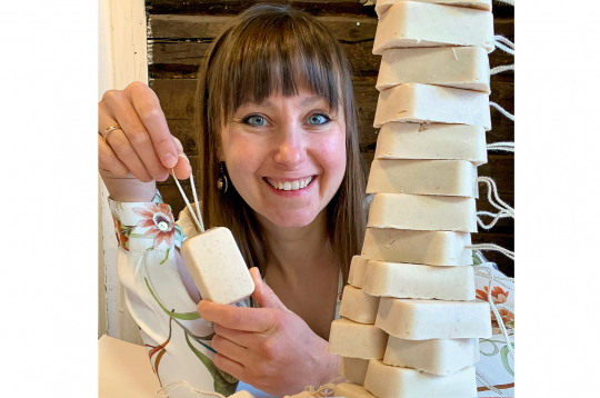 Saimniece Dana Purviņa piedāvā apgūt ziepju auksto gatavošanas procesu – vienkāršu un pārbaudītu metodi mājas apstākļos radīt dabīgu un kvalitatīvu līdzekli.