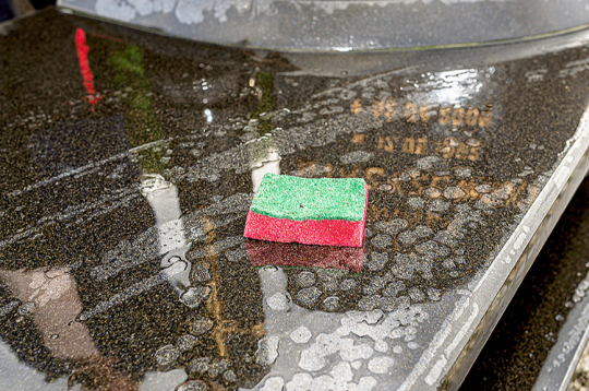 Pulētu akmens virsmu tīrīšanai izmanto mīkstu sūkli. Pulētu akmens virsmu tīrīšanai izmanto mīkstu sūkli.