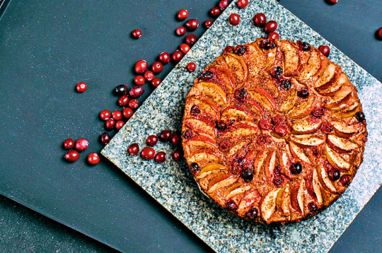 Rupjmaizes sacepums ar dzērvenēm un āboliem.