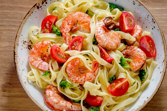 Pastas salāti ar turku zirņiem un garnelēm.