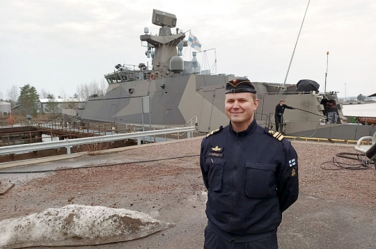 Somija arī samērā mierīgos laikos ir mērķtiecīgi attīstījusi pati savu militāro rūpniecību. Attēlā: Somijā ražots krasta apsardzes kuģis. Arī Apvienoto reaģēšanas spēku līderi samita ietvaros apmeklēs citu jaunu militāro patruļkuģi, ko var izmantot visu gadu un jebkuros apstākļos Baltijas jūrā robežapsardzības uzturēšanai, meklēšanas un glābšanas operācijām, kā arī naftas noplūdes seku likvidēšanai jūrā. Somija arī samērā mierīgos laikos ir mērķtiecīgi attīstījusi pati savu militāro rūpniecību. Attēlā: Somijā ražots krasta apsardzes kuģis. Arī Apvienoto reaģēšanas spēku līderi samita ietvaros apmeklēs citu jaunu militāro patruļkuģi, ko var izmantot visu gadu un jebkuros apstākļos Baltijas jūrā robežapsardzības uzturēšanai, meklēšanas un glābšanas operācijām, kā arī naftas noplūdes seku likvidēšanai jūrā.