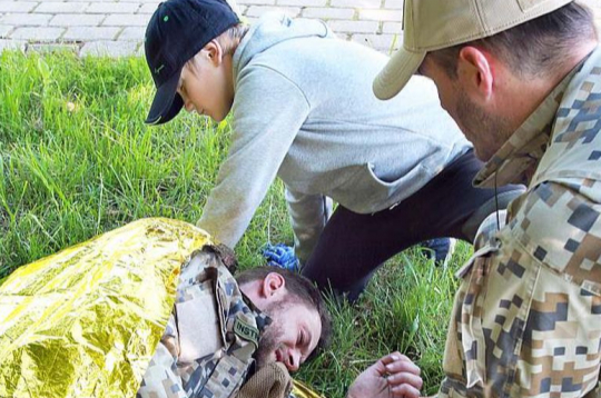 Jaunsargu apmācības pirmās palīdzības sniegšanā.