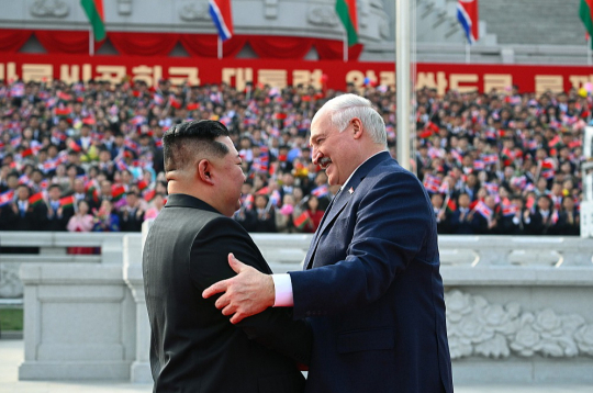 Kims Čenuns un Aleksandrs Lukašenko. Kims Čenuns un Aleksandrs Lukašenko.