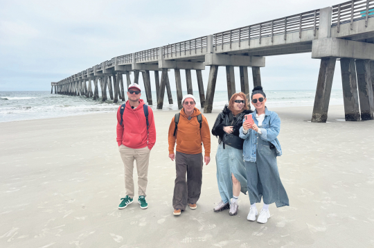 "Četri uz koferiem".