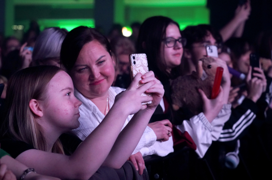 Bērns izmanto viedtālruni. Ilustratīvs attēls. Bērns izmanto viedtālruni. Ilustratīvs attēls.