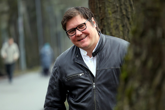 Mārtiņš Egliens: "Veidojot šo uzvedumu, rīkojāmies pēc principa – kā ieraugām absurdu, tā cenšamies to izplest līdz vēl lielākam absurdam."