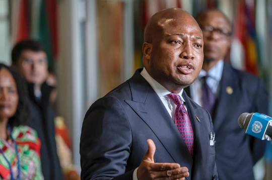 Ganas ārlietu ministrs Samuels Okudzeto Ablakva ANO Ģenerālajā asamblejā Ņujorkā. "Transatlantiskās vergu tirdzniecības vaininieki ir zināmi, eiropieši, Savienotās Valstis. Mēs sagaidām, ka tās visas oficiāli atvainosies Āfrikai un visiem afrikāņu izcelsmes cilvēkiem," pirms balsojuma ANO paziņoja Ablakva.