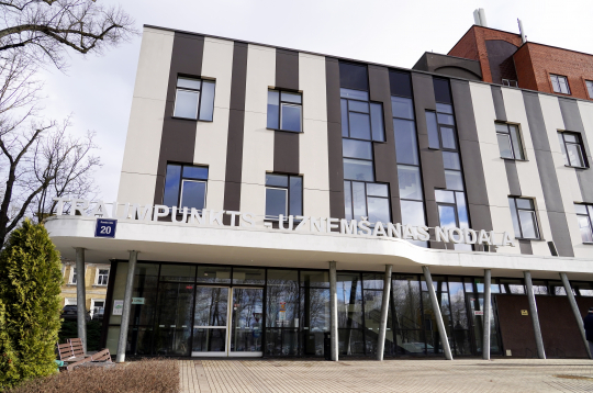 Traumatoloģijas un ortopēdijas slimnīcas teritorija. Traumatoloģijas un ortopēdijas slimnīcas teritorija.