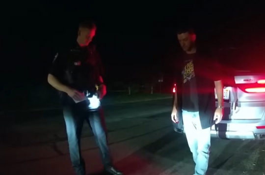 Džastins Timberleiks veic alkohola reibuma pārbaudi.