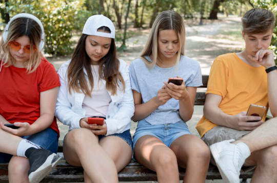 Bērni skatās telefonā. Ilustratīvs attēls.