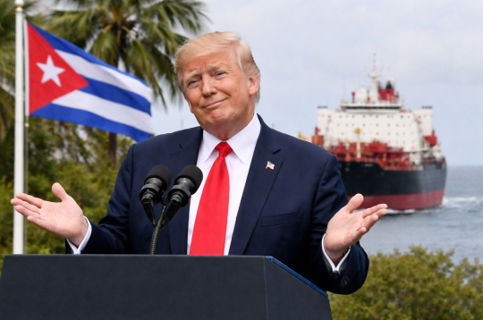 "Es dotu priekšroku tam, lai to ielaiž, neatkarīgi no tā, vai tā ir Krievija vai kāds cits, jo cilvēkiem ir vajadzīgs siltums, dzesēšana un visas pārējās nepieciešamās lietas," sacīja Tramps. "Es dotu priekšroku tam, lai to ielaiž, neatkarīgi no tā, vai tā ir Krievija vai kāds cits, jo cilvēkiem ir vajadzīgs siltums, dzesēšana un visas pārējās nepieciešamās lietas," sacīja Tramps.