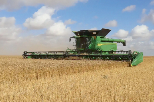 'John Deere' X sērijas kombains.