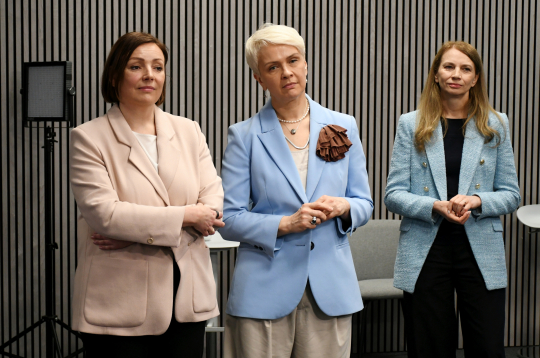 Latvijas Sabiedriskā medija (LSM) valdes locekle programmu un pakalpojumu attīstības jautājumos Ieva Aile (no kreisās), LSM valdes priekšsēdētāja Baiba Zūzena un LSM galvenā redaktore Anita Brauna.