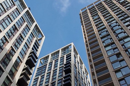 Ekonomiskā vide mājokļa iegādei ir salīdzinoši labvēlīga – algas turpina augt, iedzīvotāju noskaņojums pakāpeniski uzlabojas un tirgū palielinās jauno projektu piedāvājums. Tas uztur interesi par mājokļa iegādi un veicina kreditēšanas aktivitāti.