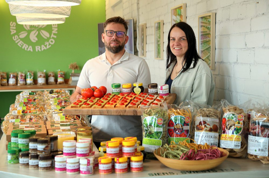 "Pagaidām galvenokārt fokusējamies uz sasniegtās kvalitātes latiņas noturēšanu augstā līmenī. Lielākais gandarījums ir tad, ja mūsu pircēji ir apmierināti. Gadu gaitā esam ieguvuši viņu uzticību, to arī centīsimies saglabāt," saka "Siera ražotnes" saimnieki Zane un Ilmārs Ceriņi.