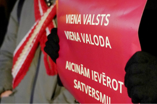 Iebilstot pret krievu valodu sabiedriskajos medijos un Krievijas pilsoņu nodarbināšanu tajos, 2025. gada janvārī atsevišķi sabiedrības pārstāvji rīkoja piketu pie Latvijas Radio nama.