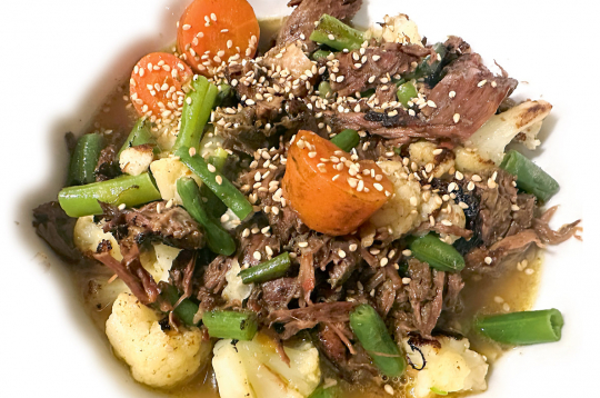 Pārlej ar buljonu, var pārkaisīt ar sezama sēkliņām.