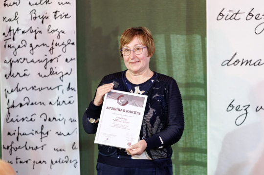 Žurnāla “Mājas Viesis” galvenā redaktore Dace Terzena ar balvu.