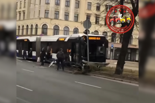 "Rīgas satiksmes" autobusa avārija Rīgas centrā.